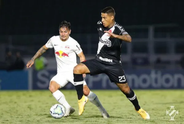 Imagem ilustrativa da imagem Claudinho brilha, faz 2 gols e comanda goleada do Bragantino sobre o Vasco