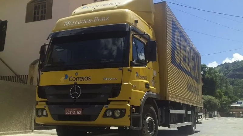 Imagem ilustrativa da imagem Bandidos roubam caminhão dos Correios e fazem motoristas reféns no Sul do Estado
