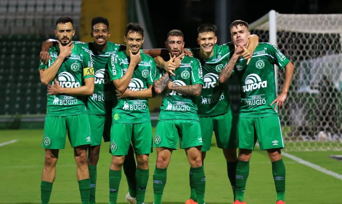 Imagem ilustrativa da imagem Série B: Chapecoense garante volta à elite do futebol brasileiro