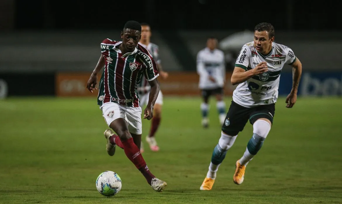 Imagem ilustrativa da imagem Brasileirão: Fluminense marca no fim e arranca empate com o Coritiba