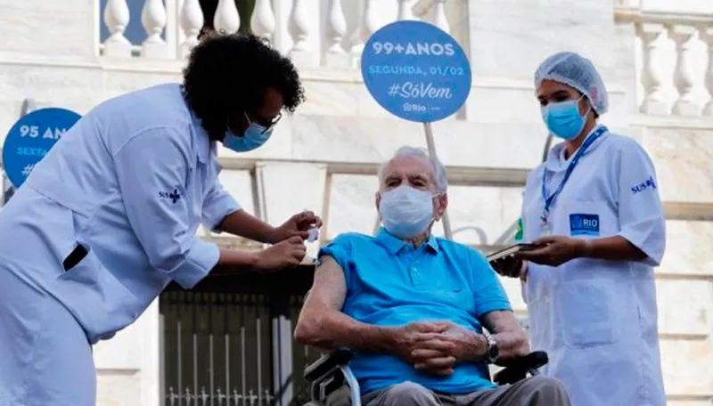 Imagem ilustrativa da imagem Orlando Drummond, o "Seu Peru", recebe a segunda dose da vacina