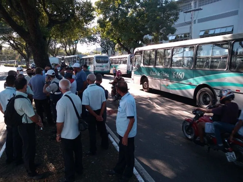 Imagem ilustrativa da imagem Com salários atrasados, motoristas dos 'verdinhos' fazem paralisação em Vitória