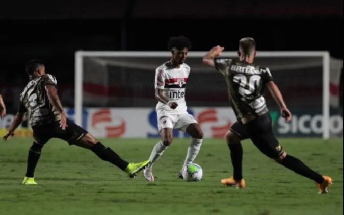 Imagem ilustrativa da imagem Torcedores atacam ônibus do São Paulo antes de jogo contra o Coritiba