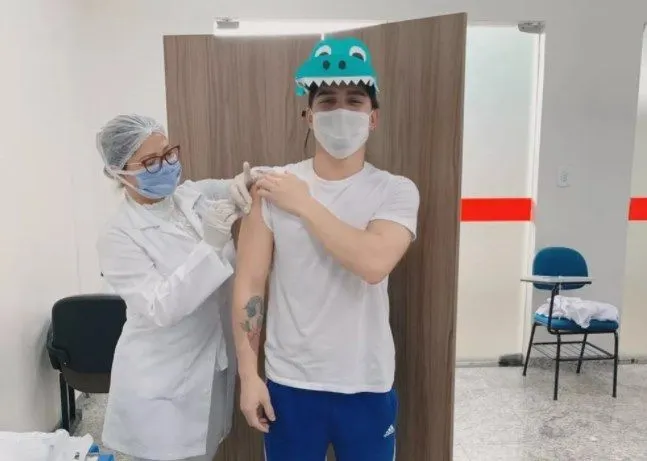 Imagem ilustrativa da imagem Fantasiado de jacaré, técnico em enfermagem é vacinado contra a Covid