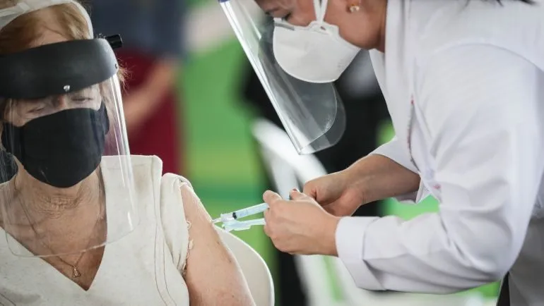 Imagem ilustrativa da imagem Agendamento para vacinar idosos acima de 70 anos começa na segunda-feira