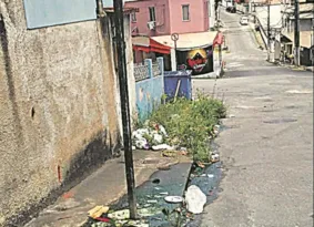 Imagem ilustrativa da imagem Esgoto, mato e lixo em esquina