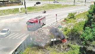Imagem ilustrativa da imagem Fogo em lixão ameaça casas