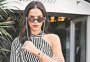 Imagem ilustrativa da imagem Óculos gatinho e com lente quadrada em alta