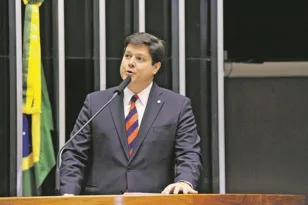 Imagem ilustrativa da imagem Baleia busca votos na bancada feminina