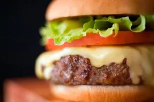 Imagem ilustrativa da imagem Você topa incluir um hambúrguer na sua rotina saudável de alimentação?