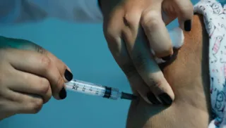 Imagem ilustrativa da imagem Profissional de Saúde que não se vacinar não poderá atuar no Estado