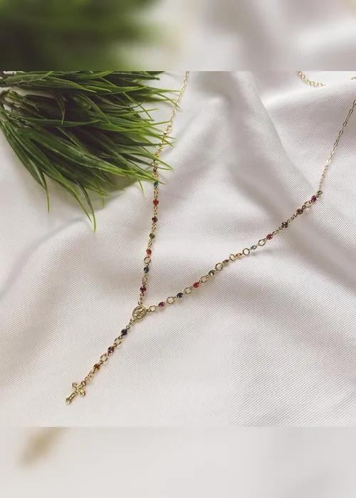 
          Imagem ilustrativa da imagem Acessórios religiosos expressam fé e viram tendência na moda
          