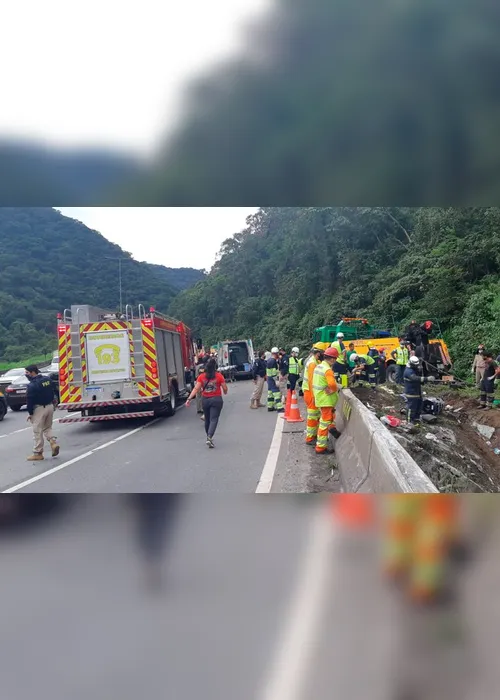 Imagem ilustrativa da imagem Acidente com ônibus de turismo deixa ao menos 21 mortos e 33 feridos