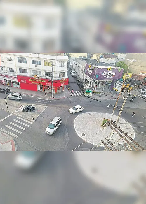 
          Imagem ilustrativa da imagem Lixo amontoado  em avenida
          