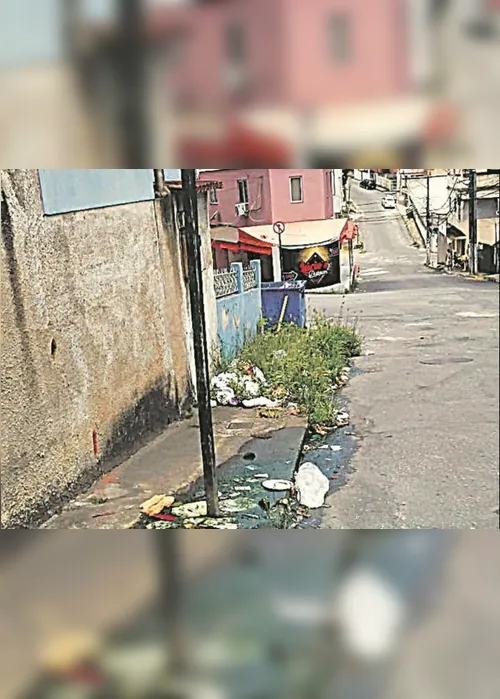 Imagem ilustrativa da imagem Esgoto, mato e lixo em esquina