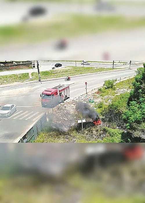 
          Imagem ilustrativa da imagem Fogo em lixão ameaça casas
          