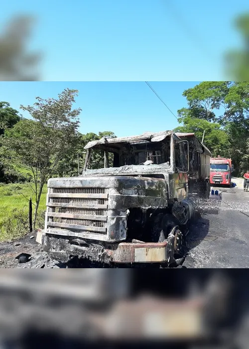 Imagem ilustrativa da imagem VÍDEO | Carreta pega fogo e assusta motoristas na Rodovia do Frade