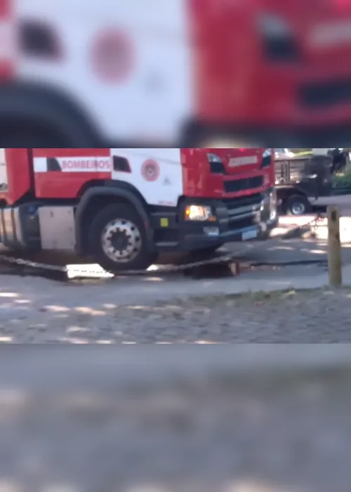 Imagem ilustrativa da imagem VÍDEO | Corrente em praia de Vitória impede acesso dos Bombeiros para combater incêndio