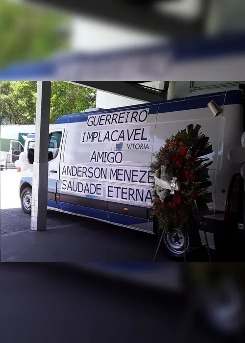
          Imagem ilustrativa da imagem VÍDEO | Motorista de ambulância morre de Covid e ganha homenagem
          