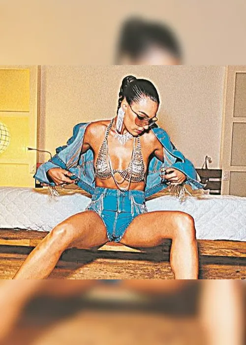 
          Imagem ilustrativa da imagem Body chain: Correntes corporais agora mais ousadas
          