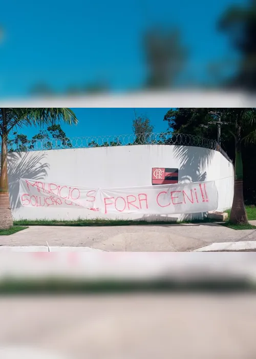 Imagem ilustrativa da imagem Grupo de torcedores do Flamengo protesta no Ninho do Urubu: 'Time sem vergonha'