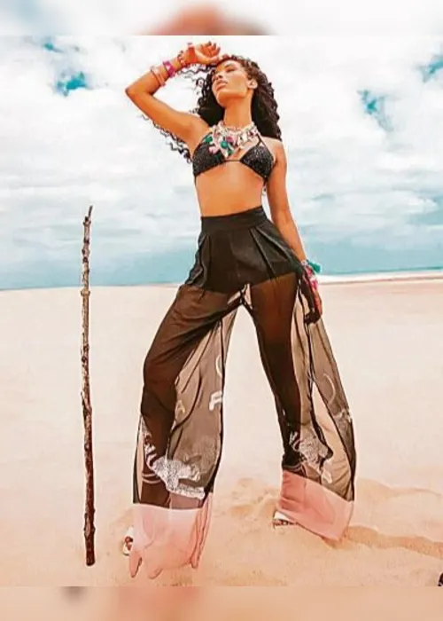 
          Imagem ilustrativa da imagem Saídas se destacam nos looks de verão e vão além da praia
          