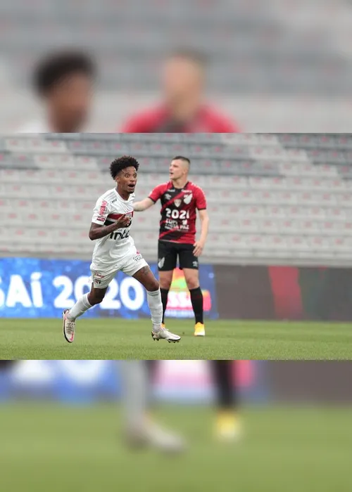 Imagem ilustrativa da imagem São Paulo empata com Athletico-PR e segura liderança do Brasileiro