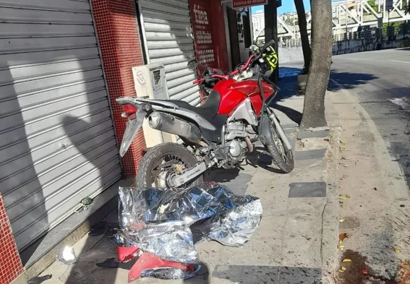 Motociclista morreu na hora ao se chocar contra prédio em Cachoeiro.