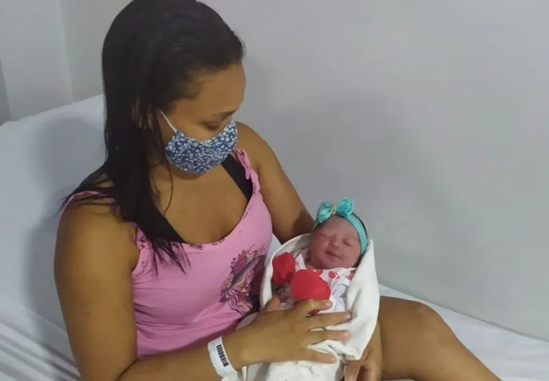 Apesar do susto, a bebê nasceu saudável e está internada no hospital junto com a mãe