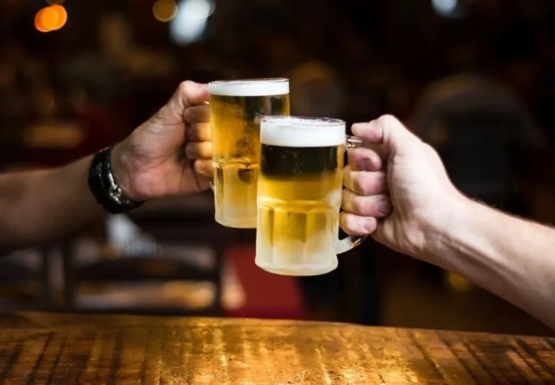 Brinde com cerveja: comerciante relatou dificuldade em encontrar marca da bebida sem álcool na indústria