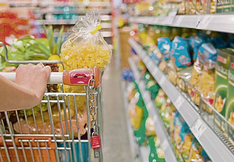 Consumidor em supermercado: alta de preços causada pelo aumento do dólar, exportações e fatores ligados ao clima