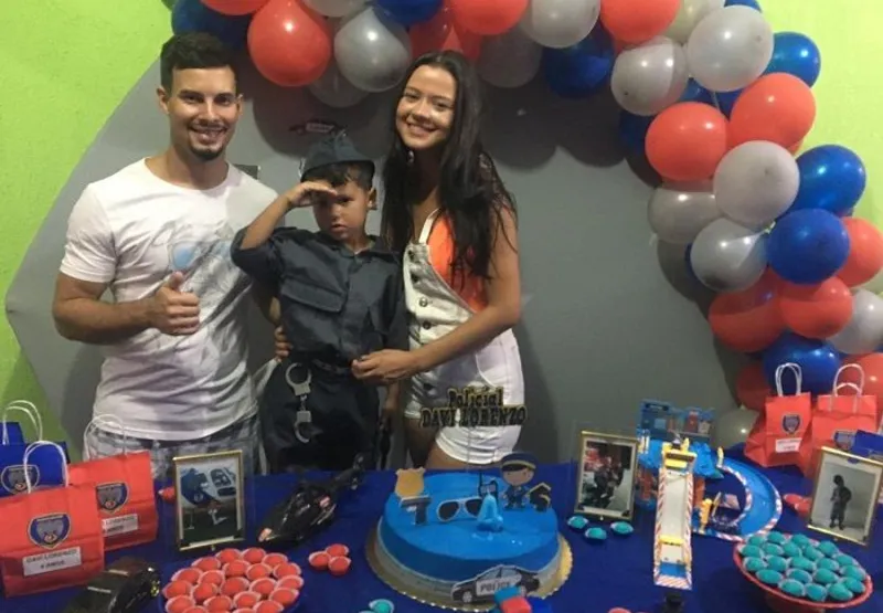 O casal de empresários, Jeferson dos Santos Rodrigues e Weslla de Oliveira com o filho Davi Lorenzo que completou 4 anos com festa temática da polícia