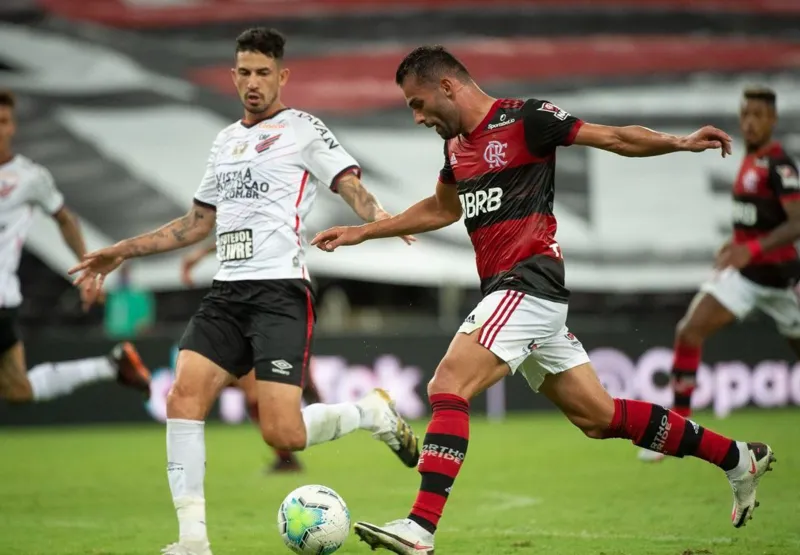 Flamengo e Athletico-PR se enfrentam