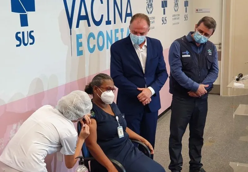 Iolanda Brito, de 55 anos, é a primeira pessoa no Espírito Santo a receber a vacina contra o novo coronavírus