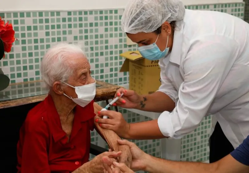 Joana, aos 102 anos, foi a primeira vacinada em Cariacica