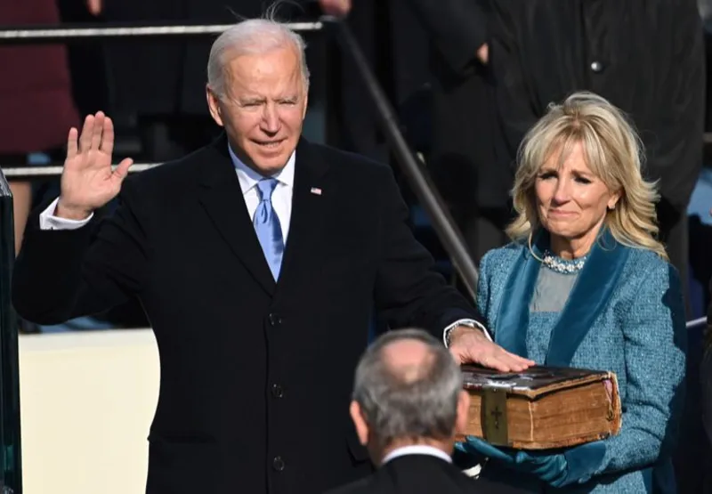 Joe Biden presta juramento como o 46º presidente dos Estados Unidos enquanto sua esposa Jill Biden segura a Bíblia