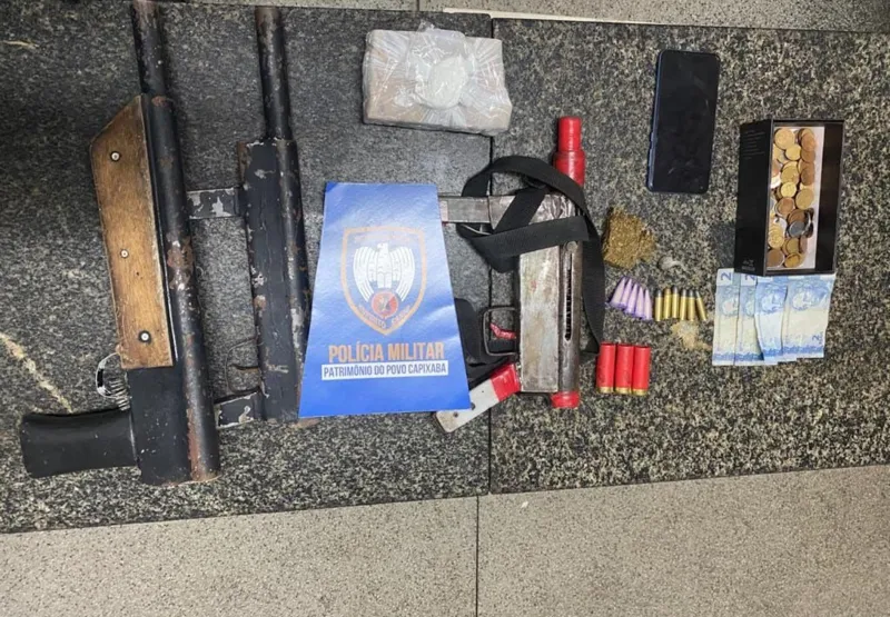 Armas, munições e drogas foram encontradas na casa do acusado