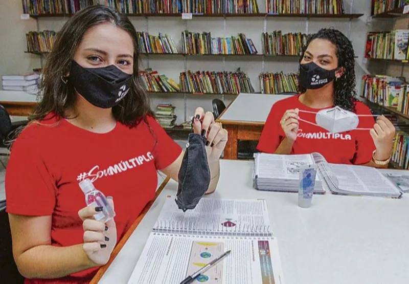 As estudantes Ana Carolina Deorce, de 18 anos, e Isabela Costa, de 17, vão levar álcool 
em gel e máscaras reservas 
para trocar durante a prova