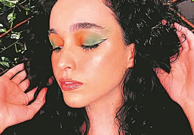 Jovem mostra maquiagem básica mesmo com uso de cores