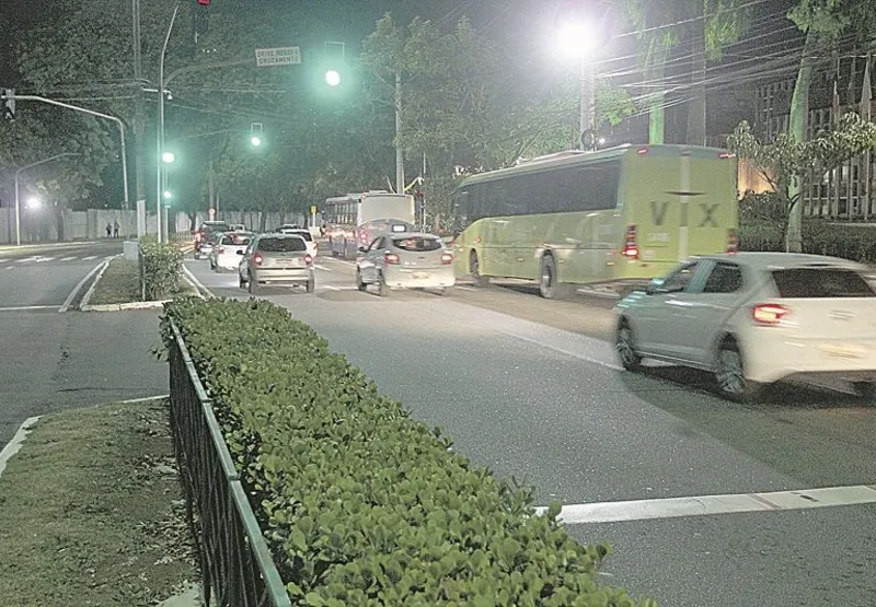 A avenida Beira-Mar, em Vitória, vai ser contemplada e terá nova iluminação até outubro, segundo a prefeitura