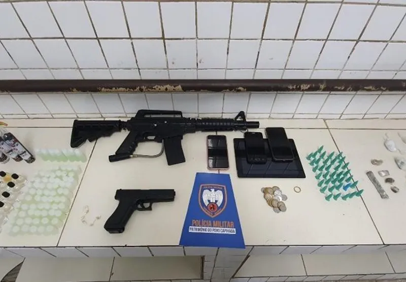Armas falsas, dinheiro, drogas e celulares apreendidos em "mandela"