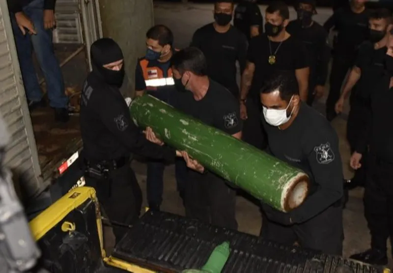Polícia apreende cilindros de oxigênio em empresa em Manaus