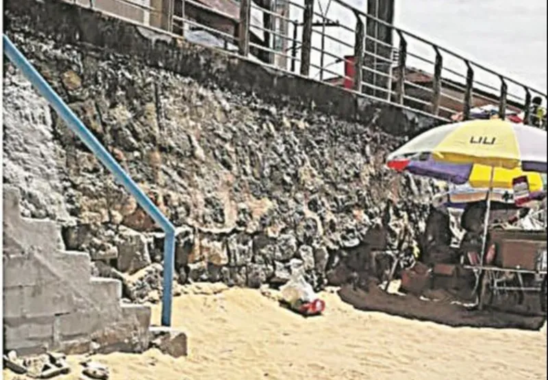 Lixeiras foram instaladas no calçadão, mas morador reclama que não há limpeza diária na Praia da Areia Preta