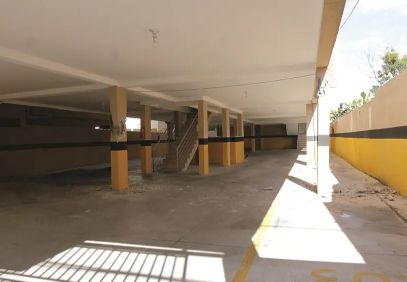 Duas colunas do prédio, localizado em Nova Itaparica, Vila Velha, ficaram com a estrutura comprometida. Moradores acordaram de madrugada com estrondos e a Defesa Civil foi acionada