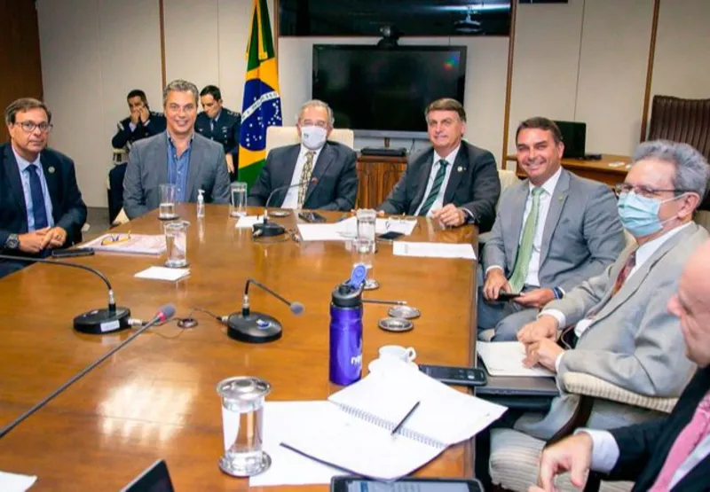 Reunião de Bolsonaro com o filho Flávio, Ministro do Turismo e representantes dos caminhoneiros