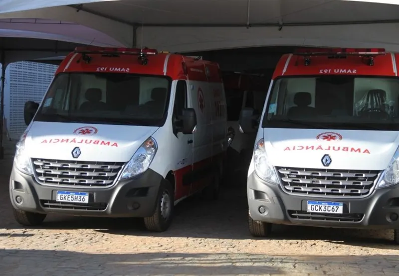 As 10 ambulâncias estão guardadas no pátio da Prefeitura de Mimoso do Sul