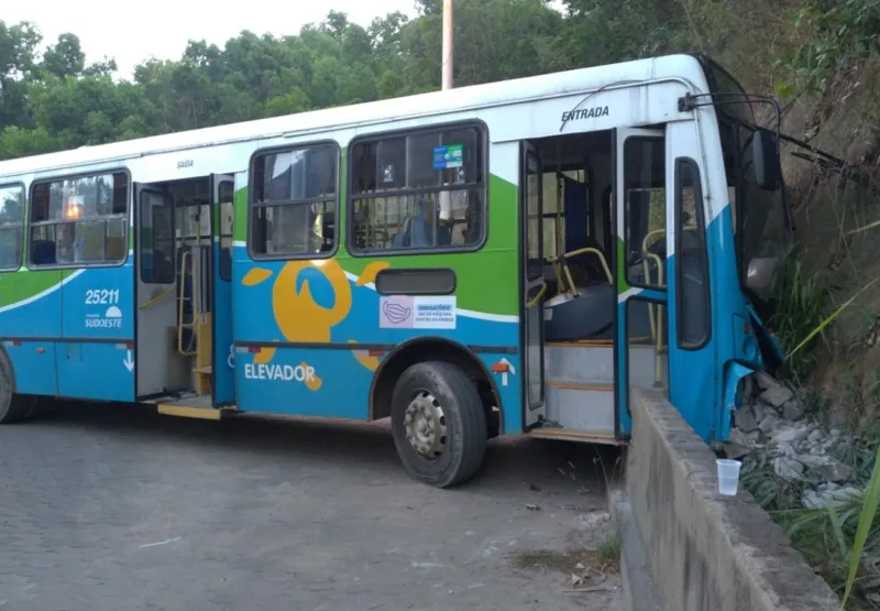 Acidente com ônibus ocorreu na tarde deste domingo (24), no Terminal de Itacibá