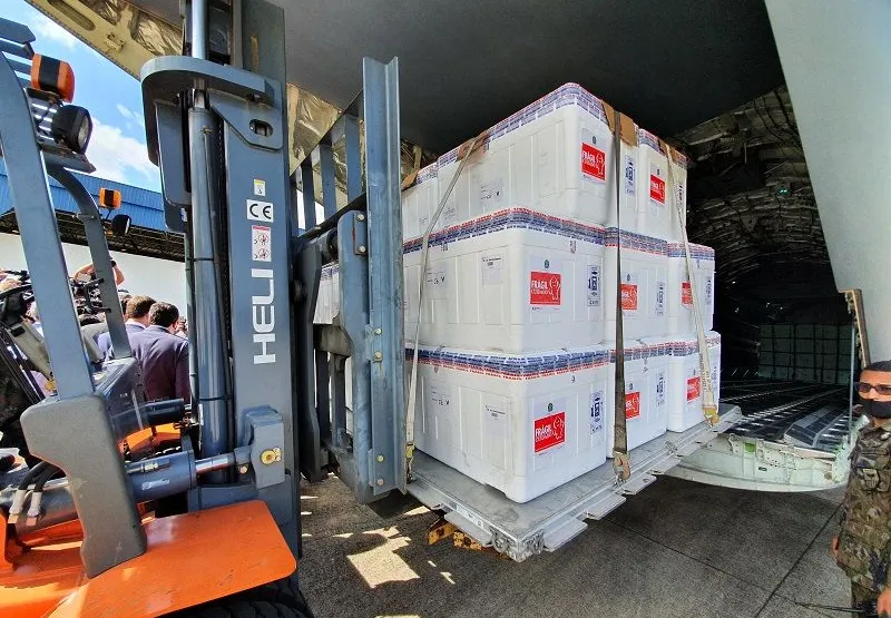 Cargueiro é carregado com lotes de vacinas em Guarulhos, São Paulo, para serem distribuídos aos estados.