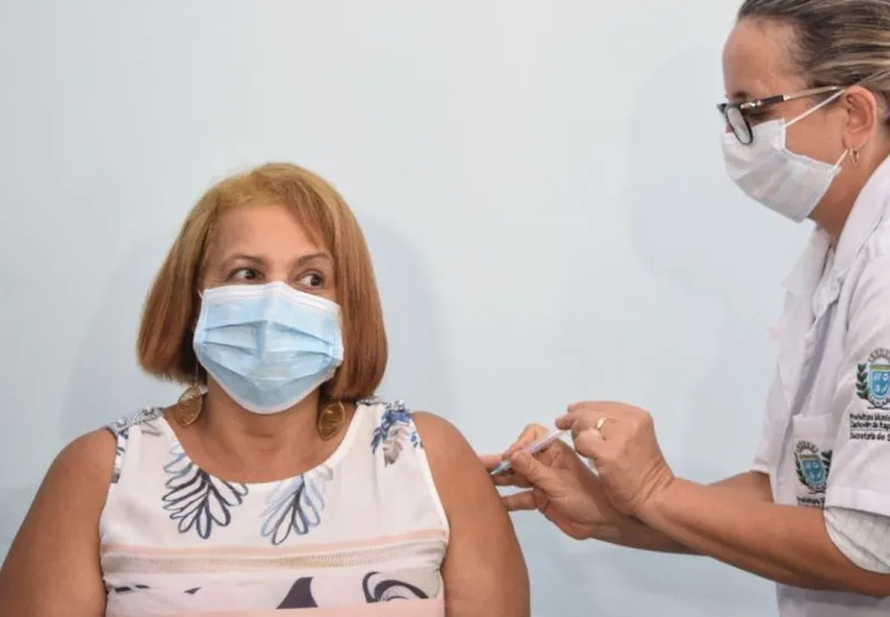 Talita Candido da Silva, de 60 anos, foi a primeira pessoa vacinada contra Covid-19 em Cachoeiro de Itapemirim