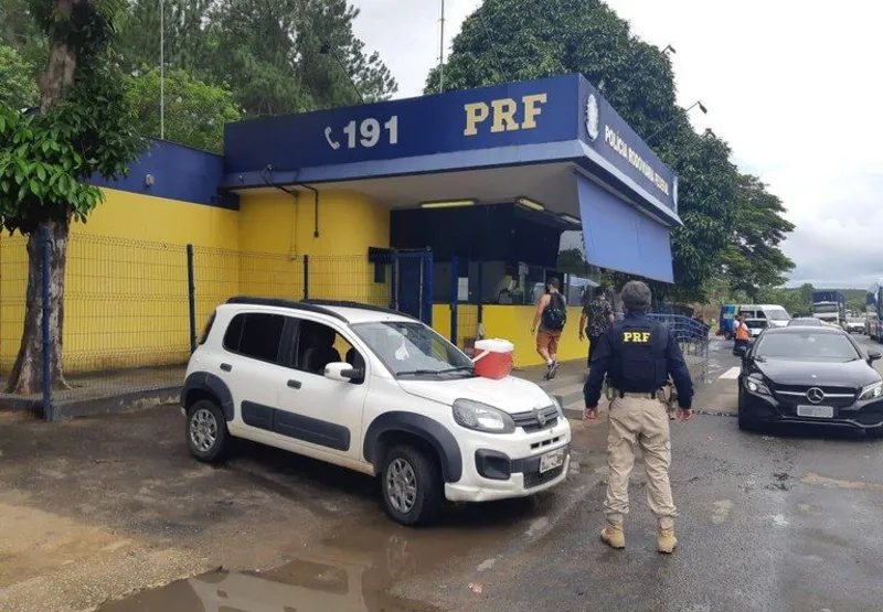 Carro recuperado pela PRF havia sido roubado da prefeitura de Conselheiro Pena, em MG